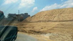 农村地区的沙子价格飙升，一些人以高价也购买不到沙子。农民:盖房子不容易。